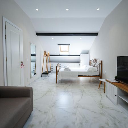 City Center Hideout - Studio Apartment 티라나 외부 사진