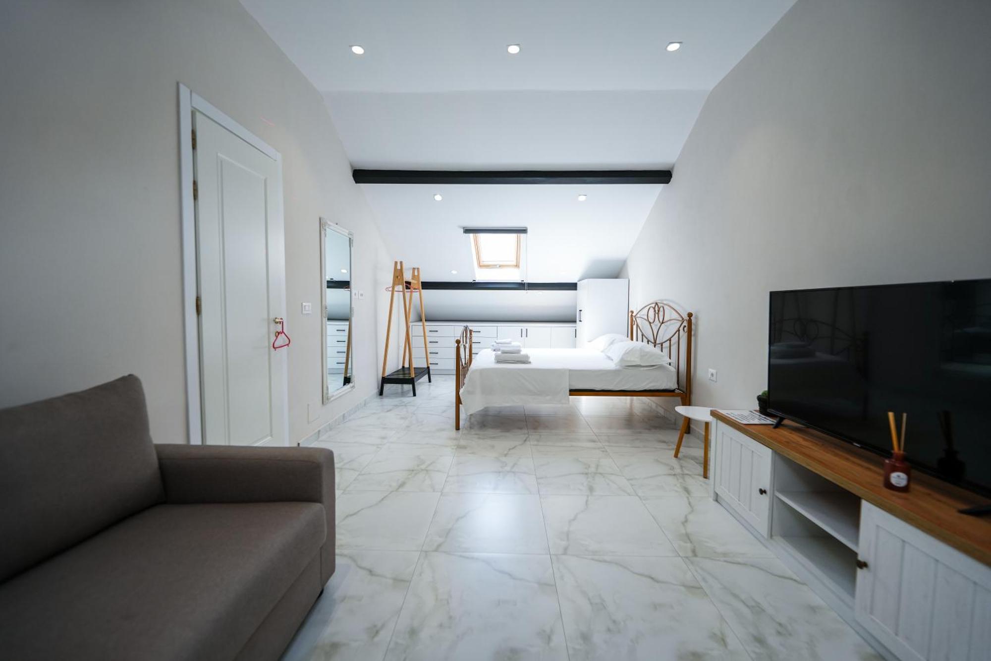 City Center Hideout - Studio Apartment 티라나 외부 사진