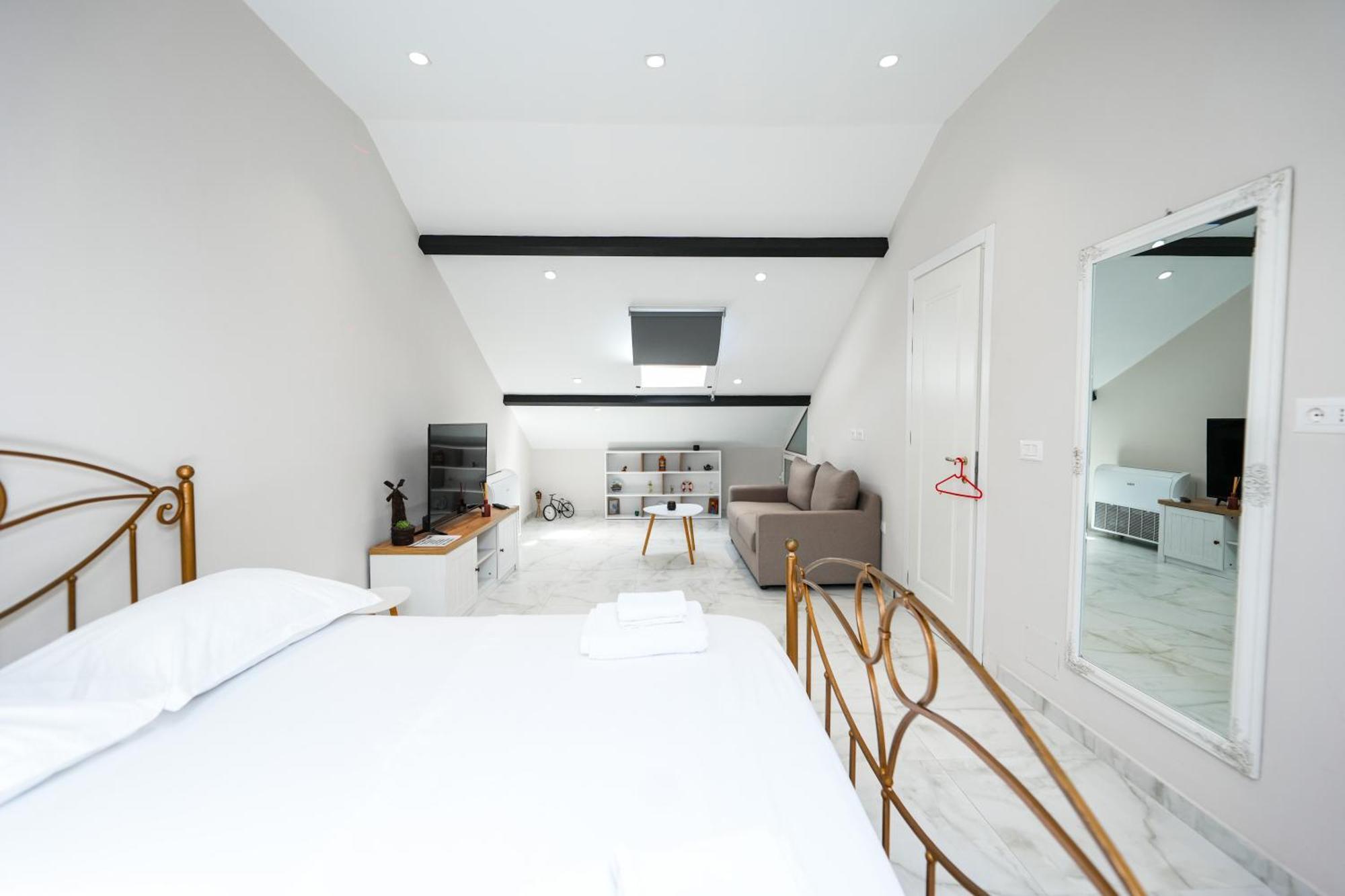 City Center Hideout - Studio Apartment 티라나 외부 사진
